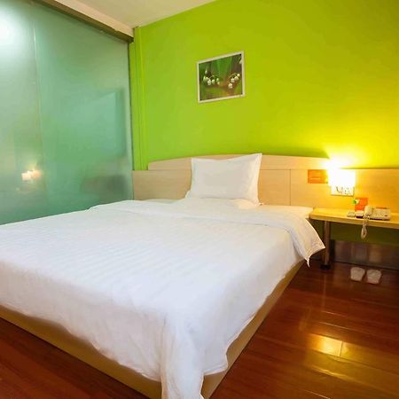 7Days Inn Nanchang North Railway Station Square Номер фото