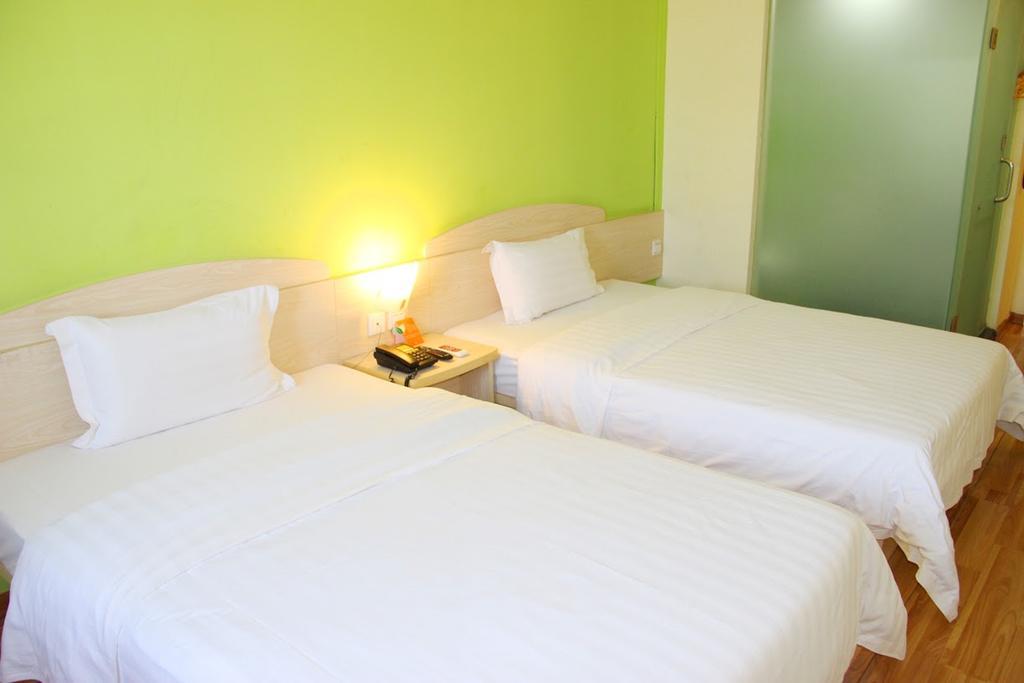 7Days Inn Nanchang North Railway Station Square Экстерьер фото