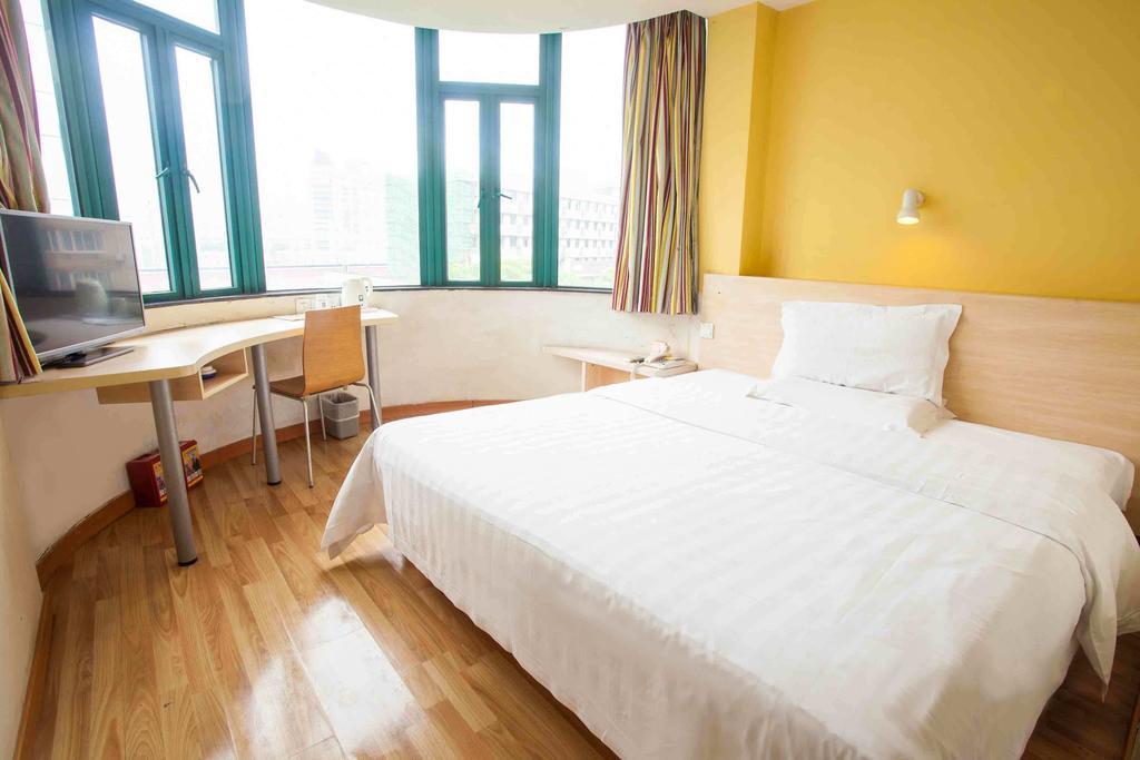 7Days Inn Nanchang North Railway Station Square Номер фото